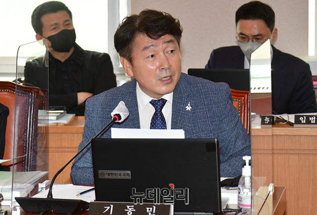 ▲ 기동민 더불어민주당 의원이 18일 국회에서 열린 법제사법위원회의 서울 고등검찰청 등에 대한 국정감사에서 조정훈 시대전환 의원과 설전을 벌이고 있다.ⓒ이종현 기자