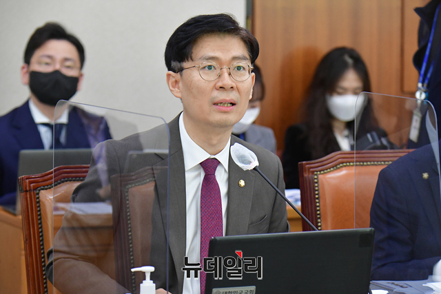 ▲ 조정훈 시대전환 의원이 18일 국회에서 열린 법제사법위원회의 서울 고등검찰청 등에 대한 국정감사에서 기동민 더불어민주당 의원이 설전을 벌이고 있다.ⓒ이종현 기자