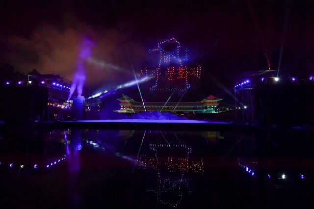 ▲ 화백제전 500대 드론불꽃쇼로 월정교의 밤을 수놓고 있다.ⓒ경주시