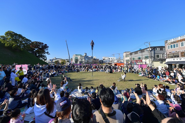 ▲ 시민들이 봉황대광장에서 폴로세움 길거리 공연을 즐기고 있다.ⓒ경주시
