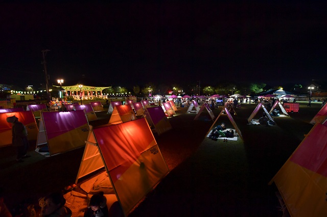 ▲ 관광객들이 봉황대 석리총앞 광장을 매운 A형텐트를 쉼터로 활용하고 있다.ⓒ경주시