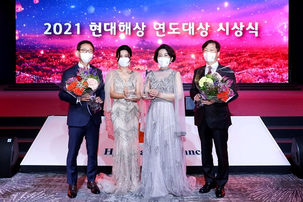 ▲ 시상식에 참석한 현대해상 조용일 대표이사(사진 왼쪽 첫 번째), 대리점부문 대상 이경희 씨(왼쪽 두 번째), 설계사부문 대상 이민숙 씨(왼쪽 세 번째), 이성재 대표이사가 기념사진을 촬영하고 있다.ⓒ현대해상