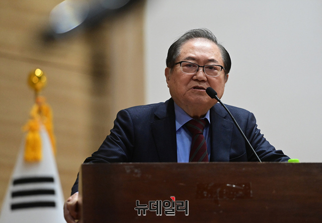 ▲ 이건개 법무법인 주원 대표변호사가 18일 오후 서울시 영등포구 국회의원회관 대회의실에서 개최된 '위대한 대한민국의 길' 특별강연에서 발표를 하고 있다. ⓒ정상윤 기자