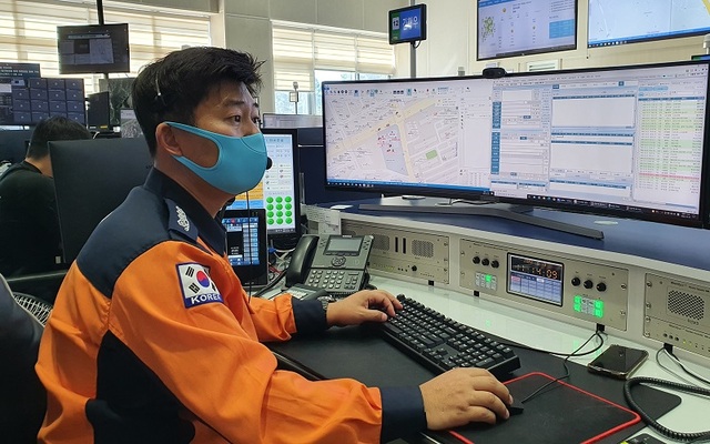 ▲ 충북 119종합상황실에서 근무하는 김형우 소방장.ⓒ충북소방본부