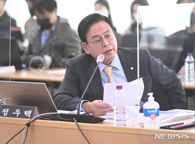 ▲ 정우택 국민의힘 의원이 18일 경기도 수원시 영통구 경기도청에서 열린 국회 행정안전위원회의 경기도에 대한 국정감사에서 질의하고 있다.ⓒ뉴시스
