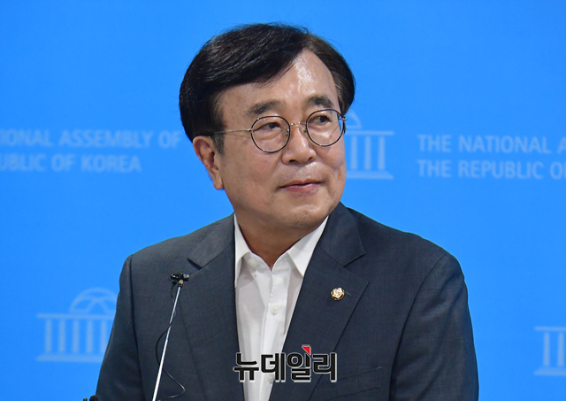 ▲ 서병수 국민의힘 전국위원회 의장이 지난 8월31일 오후 국회 소통관에서 기자회견을 갖고 의장직 사퇴를 밝혔다.ⓒ이종현 기자