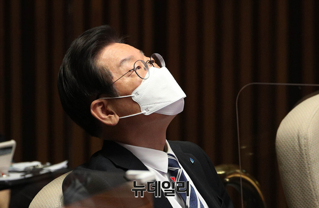 ▲ 이재명 더불어민주당 대표가 9월 22일 오후 국회 본회의장에서 열린 사회·문화 분야 대정부질문에 참석해 천장을 바라보고 있다. ⓒ이종현 기자