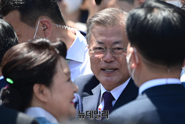 ▲ 문재인 전 대통령이 지난 5월 10일 오후 서울 중구 서울역에서 경남 양산 사저로 출발하는 KTX 열차를 탑승하기에 앞서 임종석 전 대통령비서실장, 김태년 더불어민주당 의원, 홍영표 의원을 만나 인사를 나누고 있다. ⓒ강민석 기자