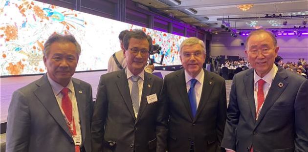 ▲ 이시종 세계무예마스터십위원회(WMC) 위원장(왼쪽 두번째)이 지난 18일 서울 코엑스에서 열린 국가올림픽위원회연합회(ANOC) 총회에서 토마스 바흐 IOC위원장 등 세계 각국의 스포츠 지도자들과 만나 WMC의 홍보에 나섰다.ⓒ WMC 제공