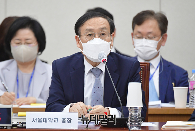 ▲ 오세정 서울대총장이 19일 오전 국회에서 열린 서울대학교 등에 대한 국정감사에서 의원들의 질문에 답하고 있다.ⓒ이종현 기자