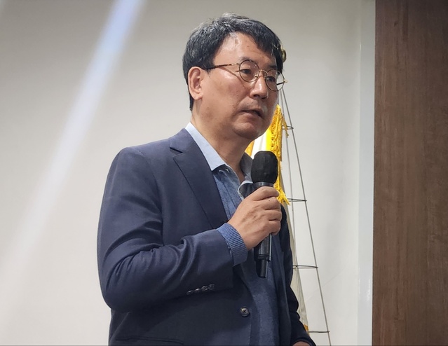 ▲ 19일 오후 서울 중구 서울시의회별관 제2대회의실에서 개최된 '불공정 논란 노란봉투법, 무엇이 문제인가' 특별강연회에서 발제를 맡은 이승길 아주대 법학전문대학원 교수가 발언하고 있다. ⓒ안선진 기자