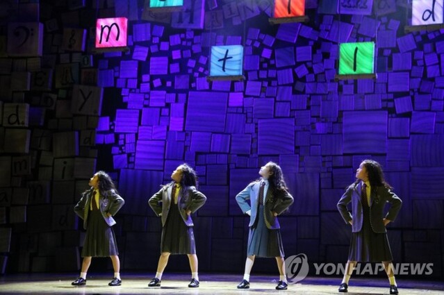 ▲ 뮤지컬 '마틸다' 출연 배우들이 19일 오후 서울 구로구 대성디큐브아트센터에서 열린 프레스콜에서 주요장면을 시연하고 있다.ⓒ연합뉴스