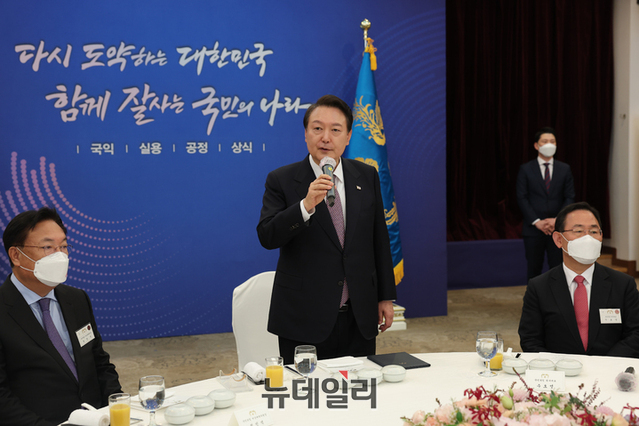 ▲ 윤석열 대통령이 19일 서울 용산 국방컨벤션센터에서 열린 국민의힘 원외당협위원장 초청 오찬에서 발언하고 있다.ⓒ대통령실 제공
