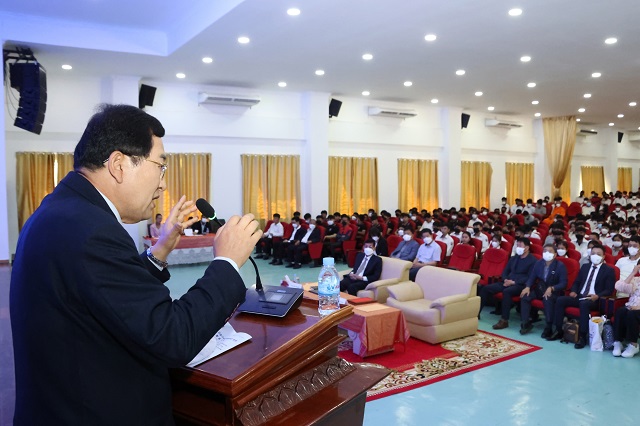 ▲ 주낙영 경주시장이 지난 18일 오전 캄보디아 국립기술대학에서 강연을 하고 있다.ⓒ경주시