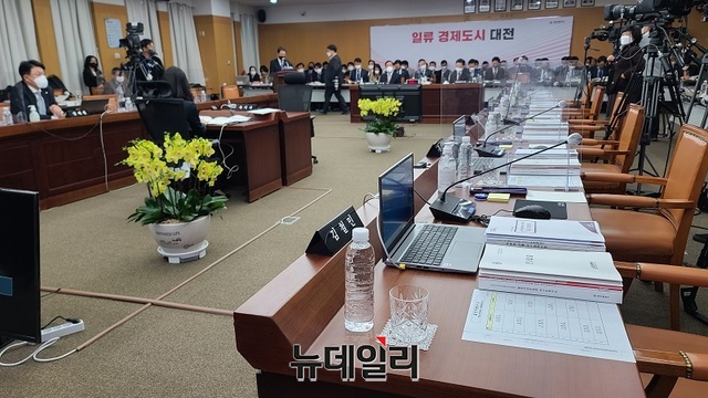 ▲ 20일 대전에서 진행된 국회 행정안전위원회의 대전시와 세종시 국정감사장에 민주당 의원들이 불참했다.ⓒ김정원 기자