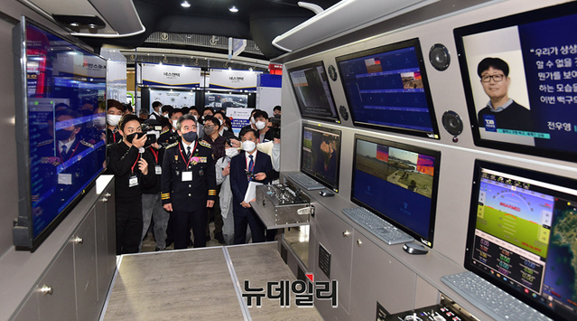 ▲ 윤희근 경찰청장이 20일 국제치안산업대전을 방문해 '드론수색차량'을 참관하고 있다. ⓒ정상윤 기자