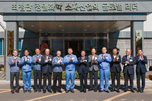 ▲ 피앤오케미칼 과산화수소 공장 준공을 축하하고 있는 모습. (사진 왼쪽 두번째부터) 피앤오케미칼 김종국 사장, 동우화인켐 석태경 부사장, 포스코홀딩스 유병옥 친환경미래소재팀장, OCI 김택중 사장, 포스코케미칼 민경준 사장, 정인화 광양시장. ⓒ포스코케미칼 제공