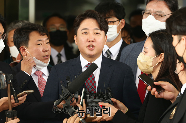 ▲ 이준석 전 국민의힘 대표가 지난달 28일 서울 양천구 서울남부지방법원에서 열린 국민의힘 당헌 효력 정지 가처분 심문을 마치고 법원을 나서며 취재진의 질문을 받고 있다. ⓒ 이종현 기자