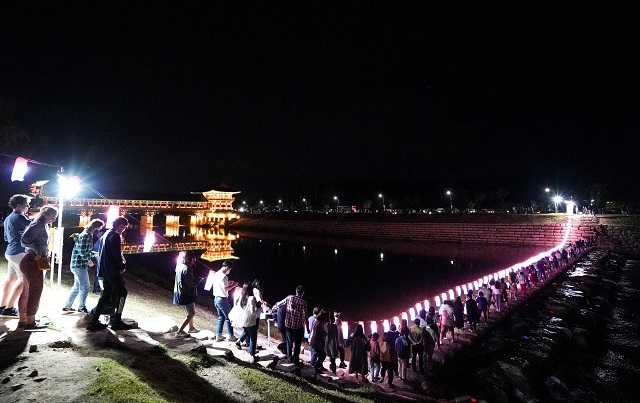 ▲ ‘2022 경주 문화재 야행’ 사랑의 징금다리 걷기 행사.ⓒ경주시