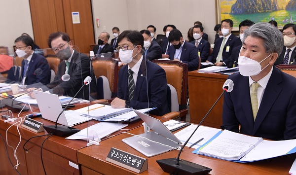 ▲ 윤차용 예금보험공사 부사장(오른쪽 두번째)이 20일 국회 정무위원회 국정감사에서 질의를 듣고 있다.ⓒ연합뉴스