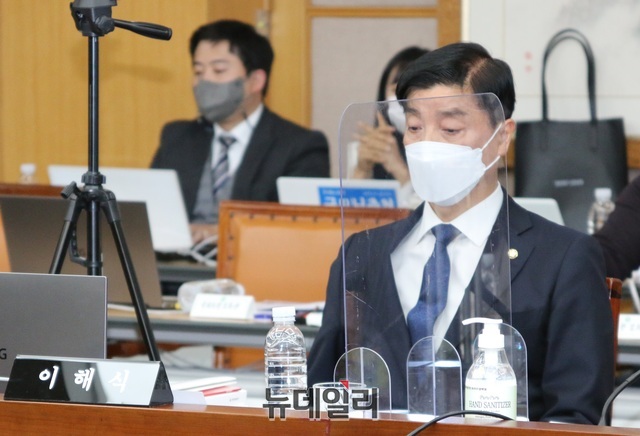 ▲ 더불어민주당 이해식 의원이 20일 오전 대전시청 대회의실에서 열린 2022년도 국회 행정안전위원회 국정감사에서 최민호 세종시장에게 질의하고 있다.ⓒ이길표 기자