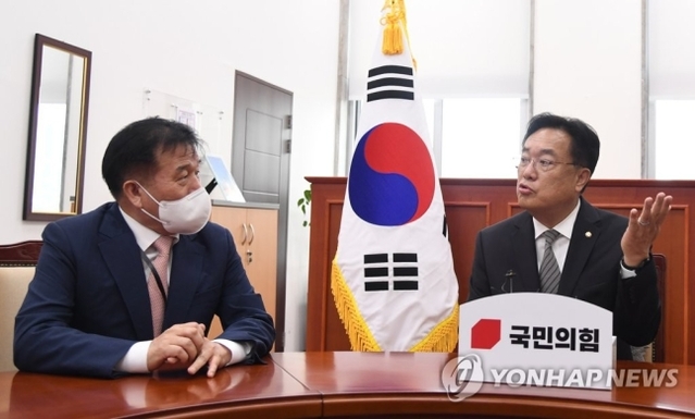 ▲ 정진석 국민의힘 비상대책위원장(오른쪽)이 14일 오후 서울 여의도 국회에서 이진복 대통령실 정무수석으로부터 윤석열 대통령의 축하 난을 전달받고 환담하고 있다.ⓒ연합뉴스