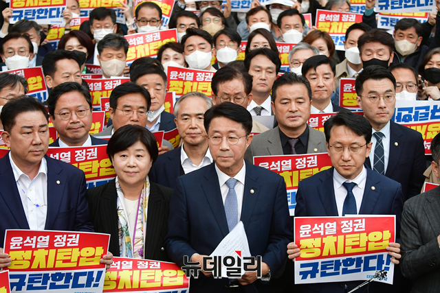 ▲ 조정식 더불어민주당 사무총장이 19일 서울 여의도 더불어민주당 중앙당사 앞에서 검찰의 민주연구원 압수수색 시도를 규탄하고 있다.ⓒ이종현 기자