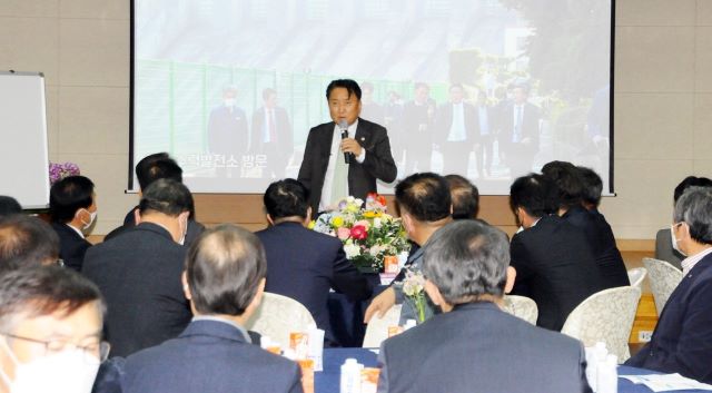 ▲ 김영환 충북도지사가 20일 괴산군청을 방문해 군민들에게 ‘민선8기 도정 운영방향’을 설명하고 건의사항 등을 청취하며 대화의 시간을 가졌다.ⓒ괴산군