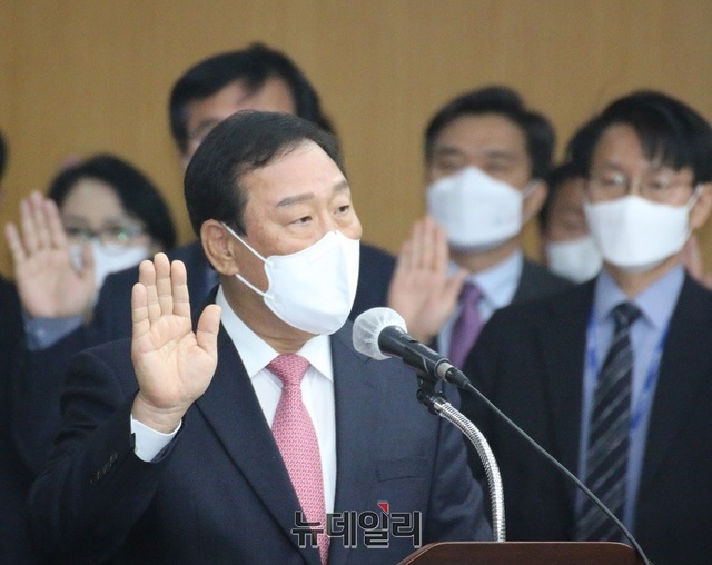 최민호 세종시장이 20일 대전시청에서 열린 2022 국회 행정안전위원회 국정감사에서 증인선서를 하고 있다. ⓒ이길표 기자