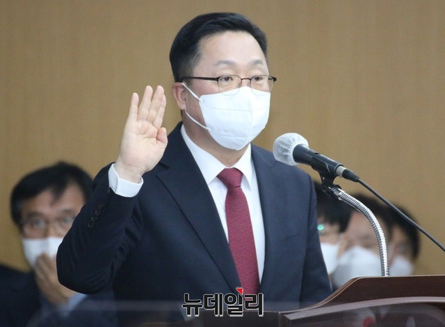 ▲ 이장우 대전시장이 20일 대전시청에서 열린 국회 행정안전위원회 국정감사에서 증인선서를 하고 있다.ⓒ이길표 기자