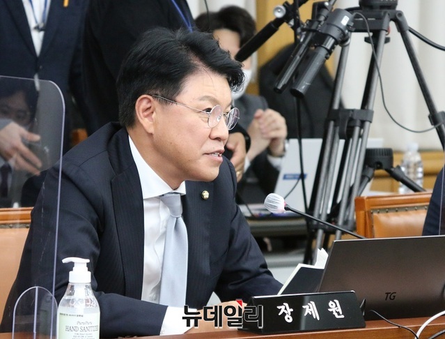 ▲ 장제원 의원이 20일 대전시청에서 열린 대전시에 대한 국정감사에서 이장우 시장에게 질의를 하고 있다.ⓒ이길표 기자