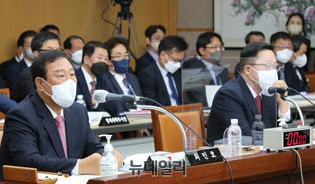 ▲ 이장우 대전시장(우측)이 20일 시청에서 열린 국정감사에서 의원들의 질의에 대해 답변을 하고 있다.ⓒ이길표 기자