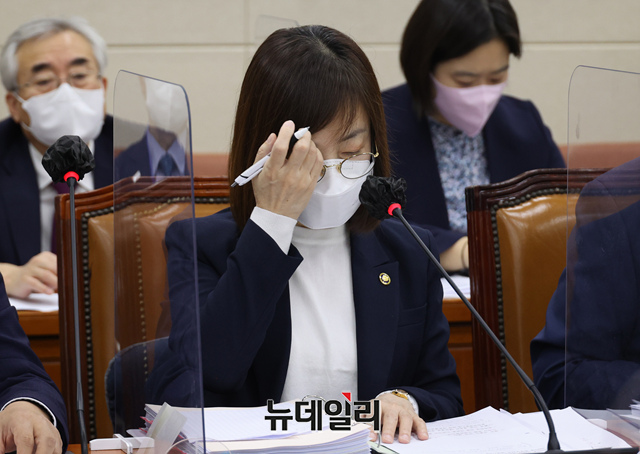 ▲ 백경란 질병관리청장이 20일 보건복지위 종합감사에서 의원질의를 듣고 있다. ⓒ 공동취재사진