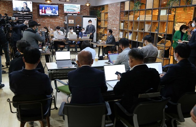 ▲ 김태흠 충남도지사가 지난 19일 도청 프레스룸에서 기자간담회를 갖고 있다.ⓒ충남도