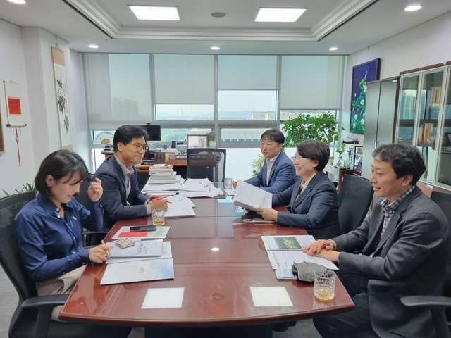 ▲ 이달희 경북도 경제부지사(오른쪽 두번째)는 20일 2023년도 국가투자예산 확보를 위해 국회를 직접 방문했다.ⓒ경북도