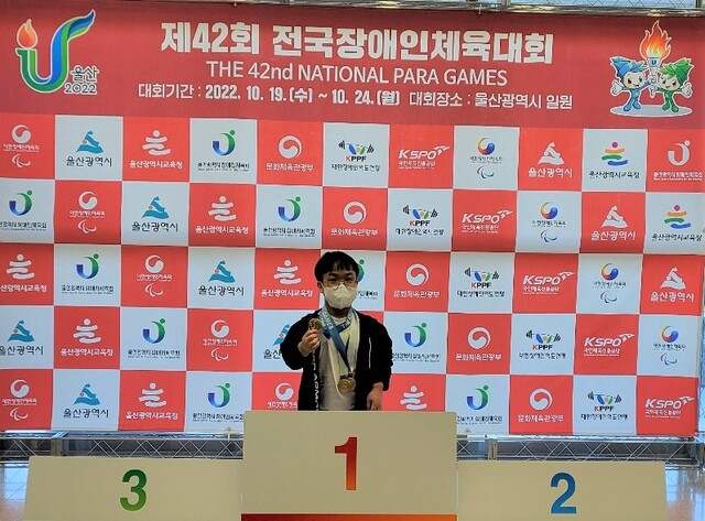 ▲ 세종시 역도왕자 천민기 선수(세종누리학교)가 금메달을 목에 걸고 기뻐하고 있다.ⓒ세종시