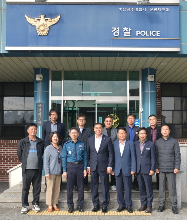 ▲ 최원철 충남 공주시장(앞줄 가운데)이 제77주년 경찰의 날을 맞아 신관지구대를 방문해 경찰관들의 노고를 격려한 뒤 경찰관들과 함께 기념촬영을 하고 있다.ⓒ공주시