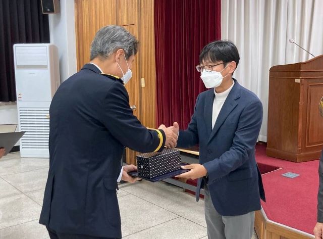 ▲ 한정호 충북대학교병원 기획조정실장이 21일 청주청원경찰서장 감사장을 받았다.ⓒ충북대병원