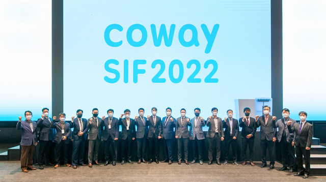 ▲ 코웨이가 지난 20일 서울 구로구 지타워 본사에서 '파트너사 혁신 대회 2022(Suppliers Innovation Fair 2022)'를 개최했다. 이날 행사에 참석한 김기배 코웨이 인프라·구매실장(왼쪽 아홉 번째)과 코웨이 파트너사 대표들이 기념사진을 촬영하고 있다.ⓒ코웨이