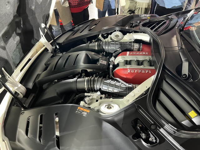 ▲ SUV 모델이지만 725마력을 발휘하는 V12 엔진이 탑재되는 등 스포츠카의 면모가 돋보인다 ⓒ정원일 기자