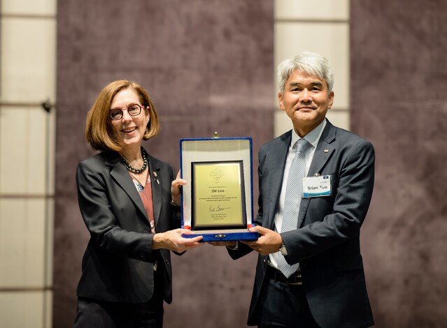 ▲ 유조혁 SM상선 대표이사 직무대행이 케이트 브라운 미국 오리건 주지사로부터 감사패를 받고 있다. ⓒSM상선