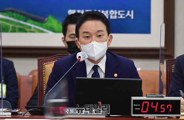 ▲ 원희룡 국토교통부 장관이 21일 진행된 국토교통위 종합 국정감사에서 질의에 답변하고 있다.ⓒ이종현 기자