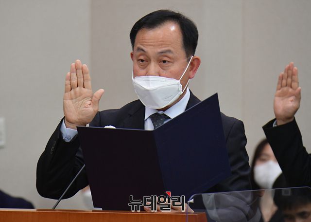 ▲ 김만태 대한해운 대표가 21일 국회에서 진행된 국토교통위 국정감사에서 증인 선서를 하고 있다.ⓒ 이종현 기자