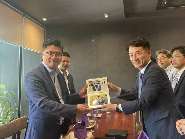 ▲ 대표단은 지난 8월부터 지속적으로 진행해온 업무협의 결과로 라오스 노동부의 공식초청을 받아 20일 오전 11시 라오스 비엔티안 노동사회복지부(LAOS ministry of labour & Social Welfare)회의실에서 내년도 계절근로자 도입을 위한 MOU체결식을 가졌다.ⓒ김천시