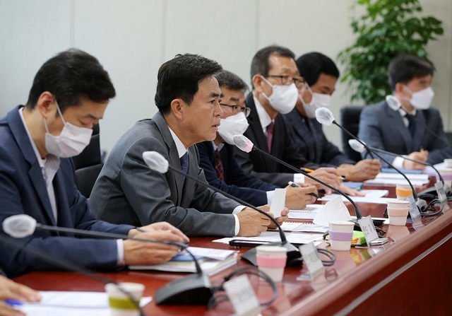 ▲ 김태흠 충남도지사가 지난 21일 도청에서 실국원장회의를 주재하고 있다. ⓒ충남도