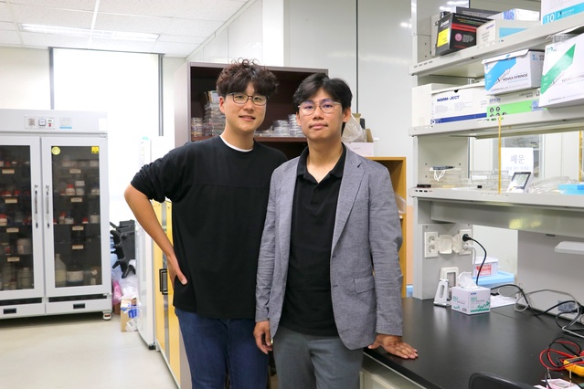 ▲ (오른쪽에서 왼쪽으로) DGIST 에너지공학과 이주혁 교수, 삼성전자 생산기술연구소 승완철 박사.ⓒDGIST