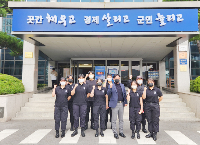 ▲ 호국 도시 칠곡군의 대학생이 호국 축제 성공을 위해 구슬땀을 흘려 눈길을 끌고 있다.ⓒ칠곡군