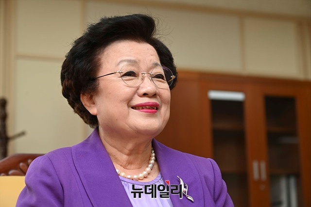 ▲ 이배용 국가교육위원회 위원장이 뉴데일리와 인터뷰를 하고 있다.ⓒ강민석 기자