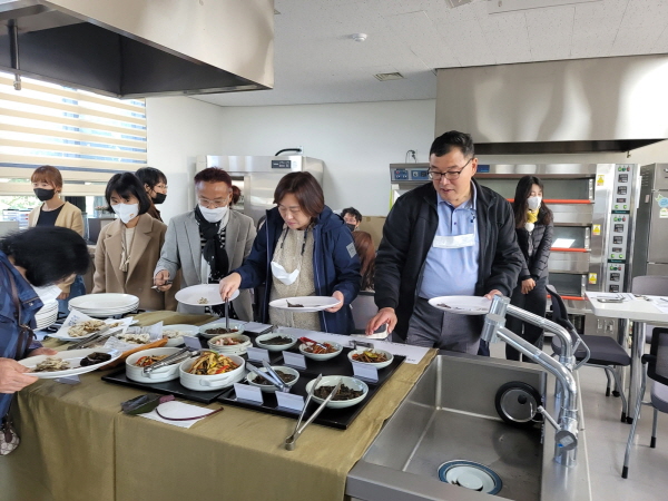▲ 충주시는 껍질째 통째로 먹는 고구마 ‘통채루’ 개발 레시피 시연 및 평가회를 열었다.ⓒ충주시