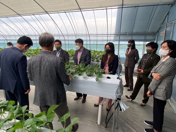▲ 대전 중구의회 사회도시위원회(위원장 유은희)가 24일 무수동 다목적회관에서 운영 현황을 점검하고 있다.ⓒ중구의회